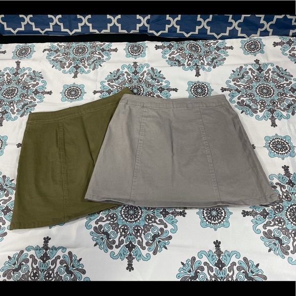 (2) Forever21 Cotton Pleated Mini Skirts - Picture 4 of 9